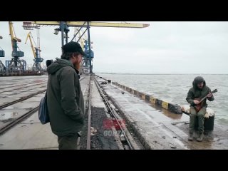 video музыкальная пауза приморский блюз русских морей исполняет герман осипов музыкант гитарист группы звери и участник sex