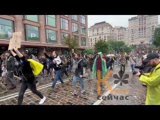 video битва в киеве молодые против гомосеков гей парад в киеве продлился всего 30 минут и завершился раньше sex