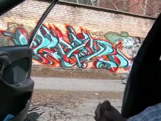 video парень открыл дверь машины и достал свой член дрочит рядом проходят девушки и многие палят это дело sex
