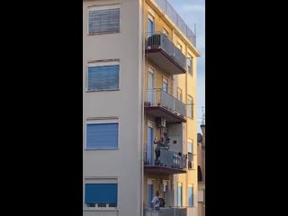 video приключение коронавируса в италии italians sing in the balcony sex
