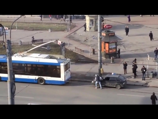 video идиот прицепил машину к троллейбусу и тут началось sex