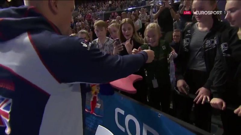 video британский пловец выиграл золотую медаль чемпионата европы и подарил её девочке на трибуне sex