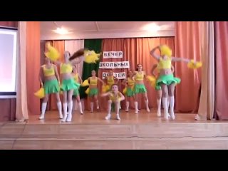 video красивые девушки встают на мостик в белых гольфах sex
