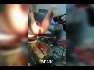 video засунул или засунули большой и длинный огурец прямо в заднецу sex