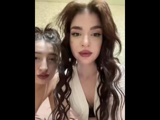 video красивая девушка показывает грудь немного стесняясь periscope 18 sex