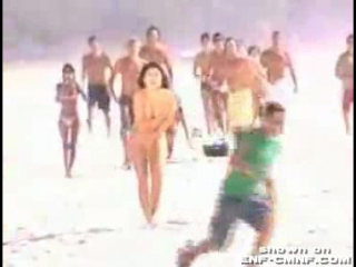 video модель теряет купальник на людном пляже sex