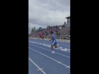video corría una carrera de atletismo y se le atravesó un niño sex