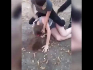 video стайка украинских школьниц жестоко расправилась с одноклассницей sex