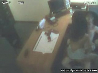 video скрытая камера сосет член директору sex