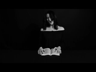 video литературный оргазм девушки читают вслух книгу пока вибратор на котором они сидят доводит их до оргазма sex