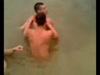 video парни купаются в озере sex