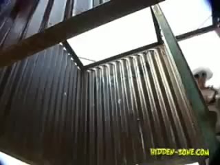 video зрелая женщина переодевается в пляжной кабинке sex