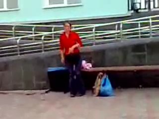 video пьяная баба ссыт при всех на улице sex