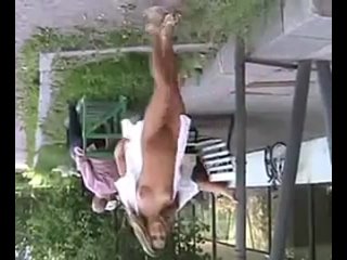 video девушка эксгибиционистка позирует на камеру в парке при дедулях sex