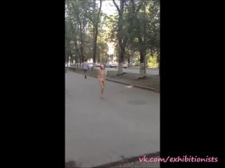 video голая девушка шла по улице города разговор с ней веселая эксгибиционистка sex