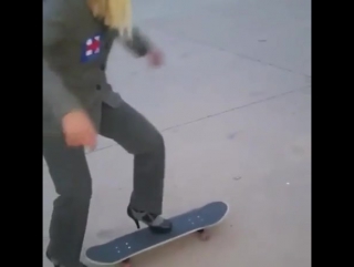 video девушка репортер делает kick flip на каблуках much wow so skill sex