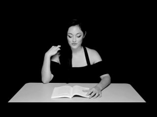 video девушка читает вслух книгу пока вибратор находящийся внутри нее доводит ее до оргазма sex
