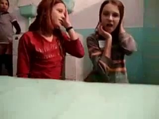 video девчонки в школьном туалете отрываются sex