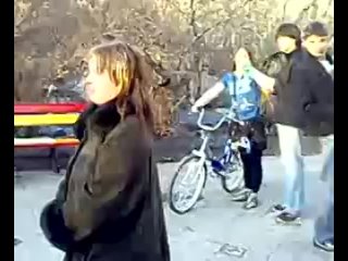 video пьяная баба на улице показывает стриптиз sex