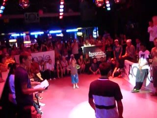 video ей 18 летофигительно танцует sex