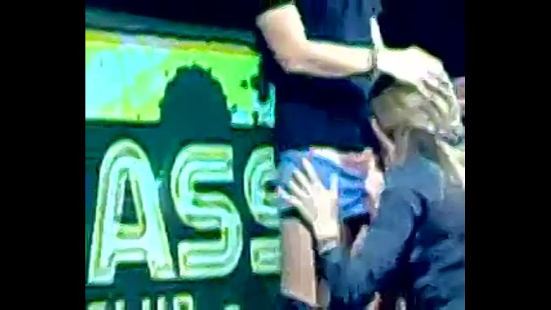 video девушка отсосала на сцене в клубе за приз в рублей sex