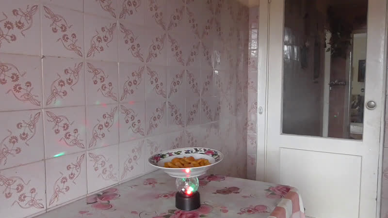video интересное видео на кухне тарелка на столе крутится но я кушаю курагу sex