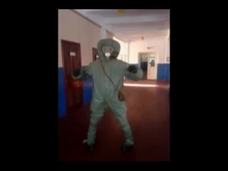 video парень в комбинезоне и в противогазе танцует sex