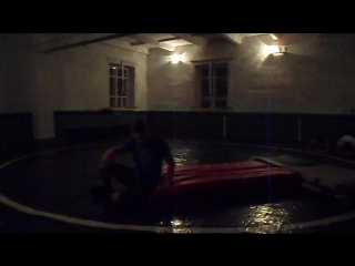 video старый хрыч рокер приставал к мальчику незаметно подкравшись сзади но тот лоо обдурил петушка sex