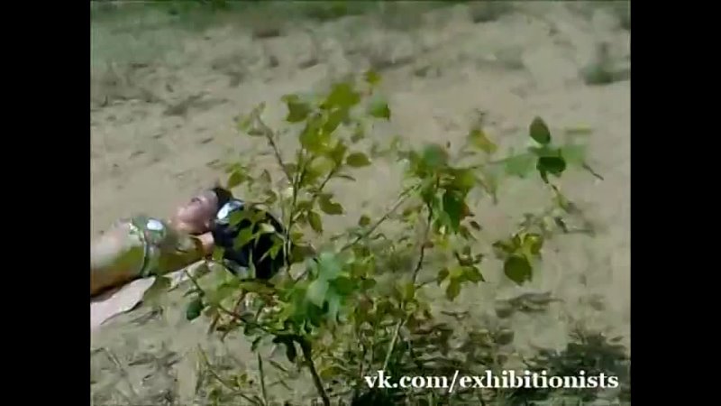 video эксгибиционист дрочит член на загарающую на пляже девченку sex