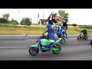 video спортбайк стоя на мотоцикле спиной назад sex