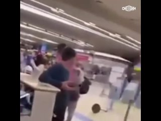 video пьяная пассажирка разгромила шереметьево девушка устроила у стойки регистрации столичного mp4 sex