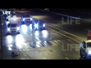 video автомобиль сбивает маленькую сестричку девочку дочку карину с маленьким братом в коляске sex