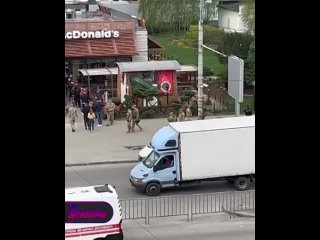 video днепропетровские военкомы решили отловить добровольцев в только что открывшемся макдональдсе sex