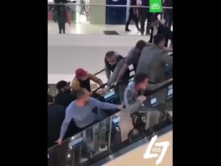 video люди на эскалаторе спасли ребенка которому зацепило рукав sex