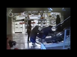 video бабушки на эскалаторе бабуля держится за перила и взлетает xddd теги тёлка чика молодые порнуха бдсм секс голая sex