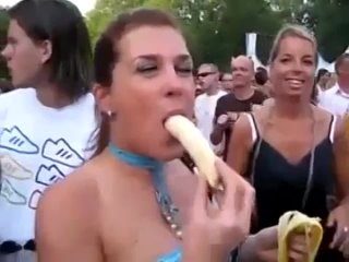 video девушки демонстрируют сексуальные трюки с бананом sex