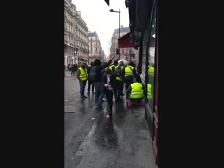 video протестующие мародёрствуют в табачном магазине на rue de la boétie sex