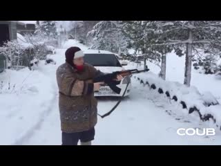 video русская бабушка хорошо пользуется калашниковым russian grandma shoots kalashnikov dj blyatman babushka sex