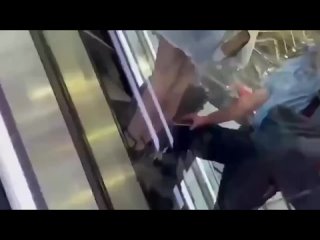 video охранник в аэропорту шереметьево на эскалаторе пытался незаметно снять под юбкой у пассажирки sex