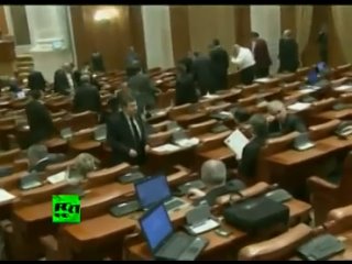 video мужчина спрыгнул с балкона в парламенте румынии sex