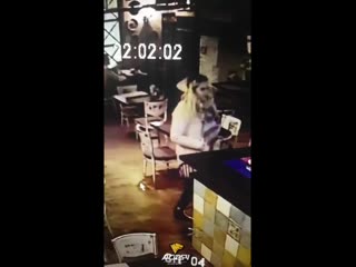 video девушки хотели расплатиться фальшивой купюрой в баре sex