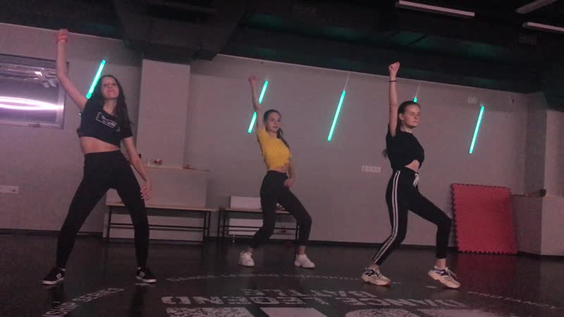 video 为了留住公司的股东们社长送出了自己最得意的美女秘书作为他们的内射玩物一个小穴插入两根鸡巴 img 0107 mov sex