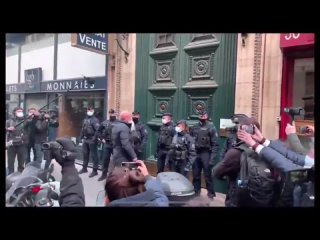 video rassemblement devant le palais vivienne à paris suite à un appel à prendre lapéro devant sex