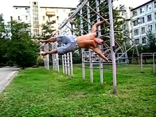 video прикольно на турниках делает sex