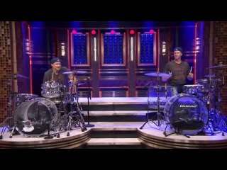 video драм батл между актером уиллом ферреллом и барабанщиком red hot chili peppers чадом смитом sex