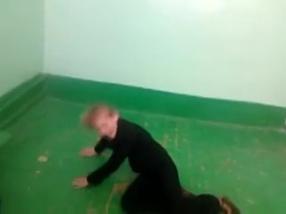 video девчёнка отжигает в школьной раздевалке хахаххахаха sex